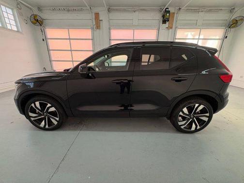 2025 Volvo XC40 B5 Plus Dark Theme