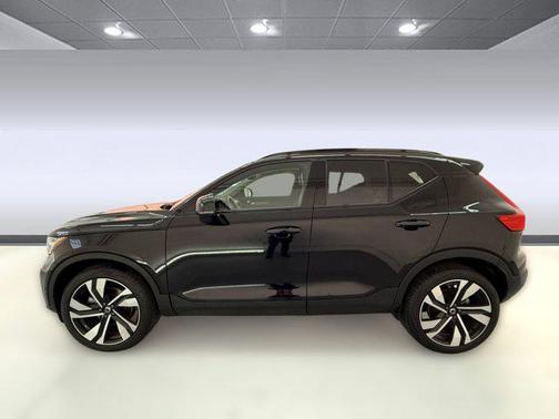 2025 Volvo XC40 B5 Plus Dark Theme