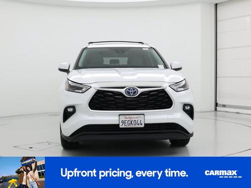 White 2023 Toyota Highlander Hybrid XLE