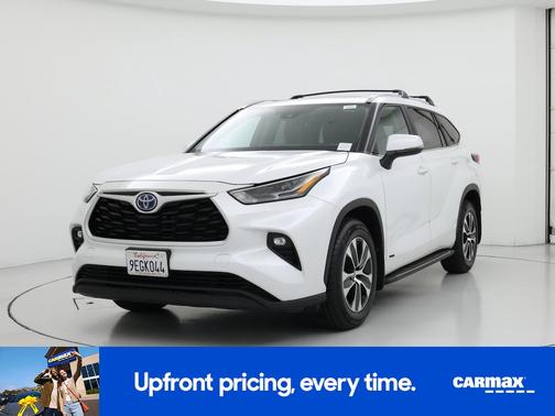 White 2023 Toyota Highlander Hybrid XLE