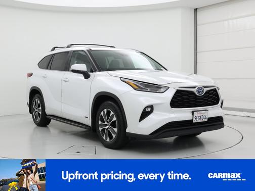 White 2023 Toyota Highlander Hybrid XLE