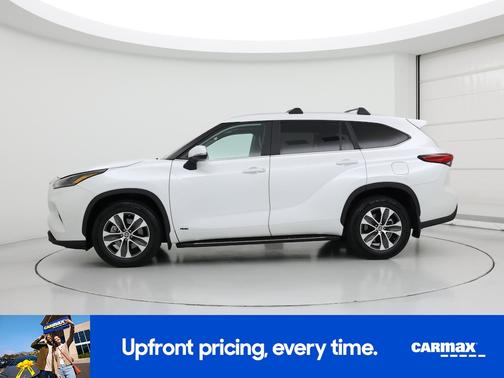 White 2023 Toyota Highlander Hybrid XLE