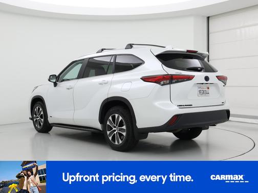 White 2023 Toyota Highlander Hybrid XLE