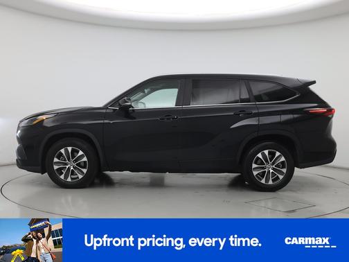 Black 2024 Toyota Highlander XLE