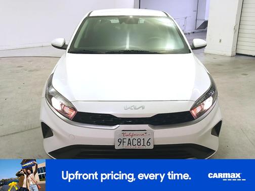 White 2023 Kia Forte LXS