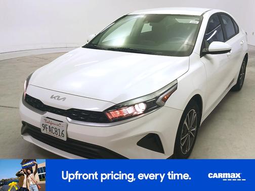White 2023 Kia Forte LXS