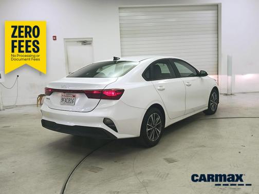 White 2023 Kia Forte LXS