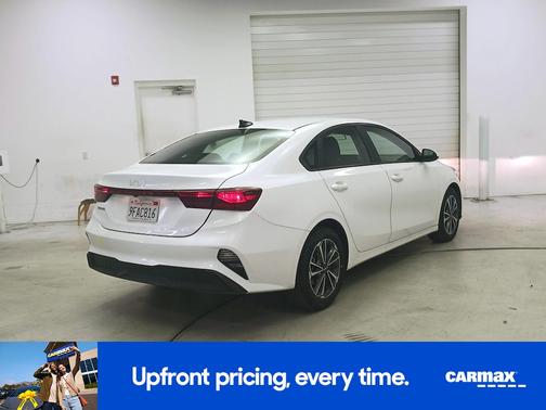 White 2023 Kia Forte LXS