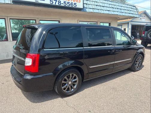 2016 Chrysler Town & Country S