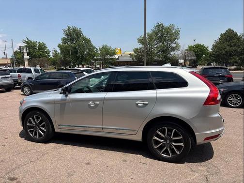 Bright Silver Metallic 2017 Volvo XC60 T6 Dynamic