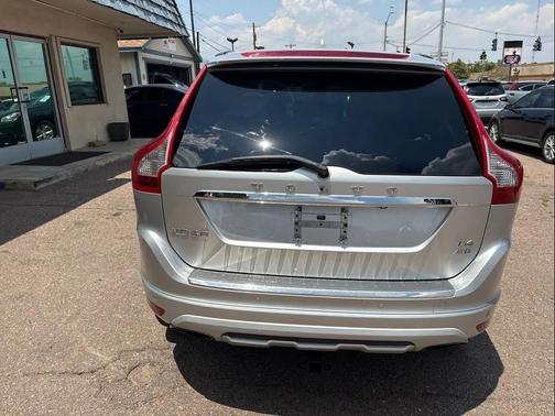 Bright Silver Metallic 2017 Volvo XC60 T6 Dynamic