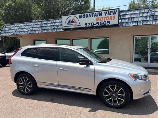 Bright Silver Metallic 2017 Volvo XC60 T6 Dynamic