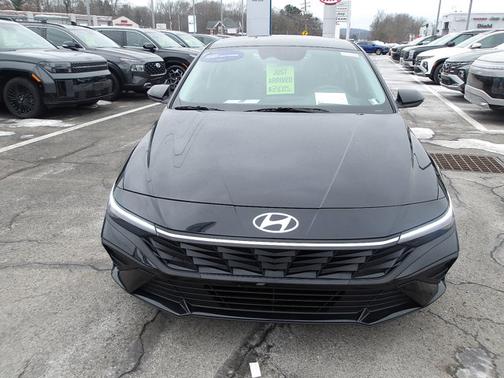 2025 Hyundai ELANTRA SE