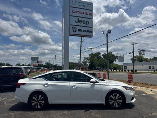 Pearl White Tricoat 2022 Nissan Altima 2.5 SV
