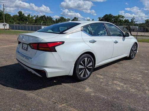 Pearl White Tricoat 2022 Nissan Altima 2.5 SV