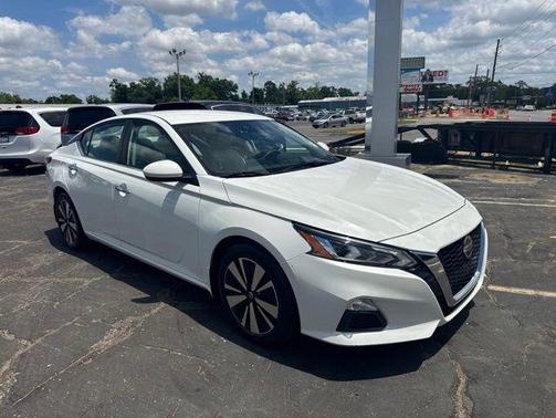 Pearl White Tricoat 2022 Nissan Altima 2.5 SV