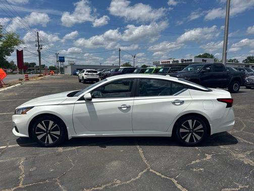 Pearl White Tricoat 2022 Nissan Altima 2.5 SV