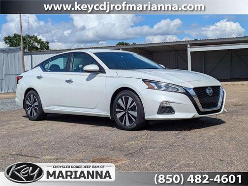 Pearl White Tricoat 2022 Nissan Altima 2.5 SV