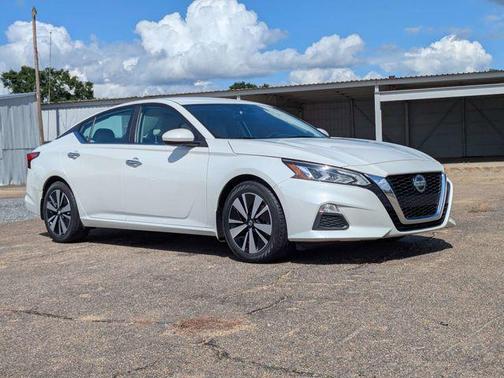 Pearl White Tricoat 2022 Nissan Altima 2.5 SV