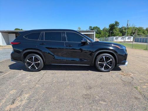 Midnight Black Metallic 2022 Toyota Highlander XSE