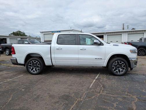 Ivory White Tri-Coat Pearlcoat 2026 RAM 1500 Laramie