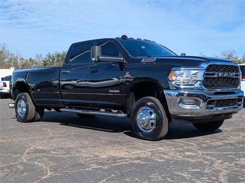 2022 RAM 3500 Tradesman Crew Cab 4x4 8' Box