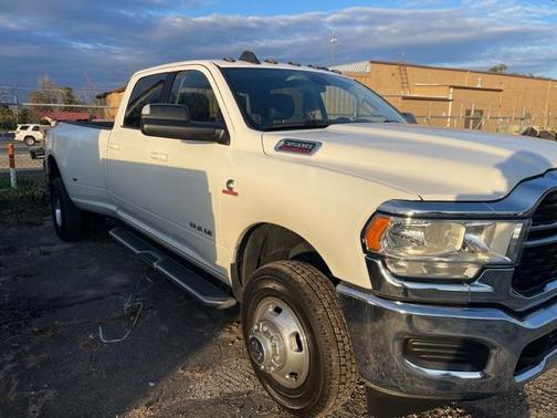 2022 RAM 3500 Big Horn Crew Cab 4x4 8' Box