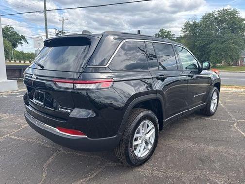 Diamond Black Crystal Pearlcoat 2026 Jeep Grand Cherokee Laredo