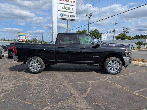 Diamond Black Crystal Pearlcoat 2026 RAM 2500 Laramie