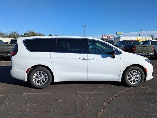 2026 Chrysler Voyager LX