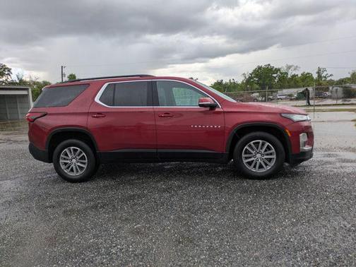 Cherry Red Tintcoat 2022 Chevrolet Traverse LT Cloth