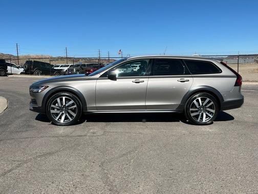 2022 Volvo V90 Cross Country B6