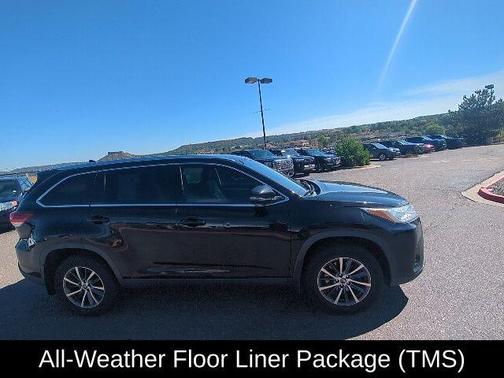 Midnight Black Metallic 2019 Toyota Highlander XLE