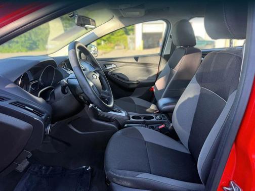 Red 2014 Ford Focus SE