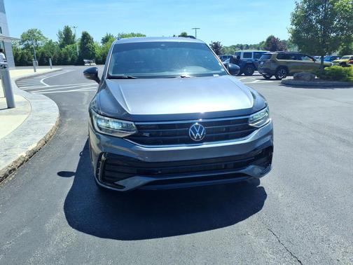 Platinum Gray Metallic 2024 Volkswagen Tiguan 2.0T SE R-Line Black 4MOTION