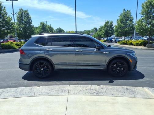 Platinum Gray Metallic 2024 Volkswagen Tiguan 2.0T SE R-Line Black 4MOTION