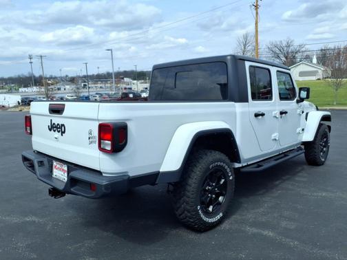 Bright White Clearcoat 2022 Jeep Gladiator Willys 4x4
