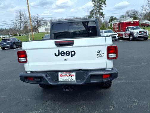 Bright White Clearcoat 2022 Jeep Gladiator Willys 4x4