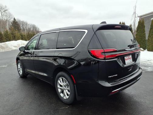 Diamond Black Crystal Pearlcoat 2026 Chrysler Pacifica L
