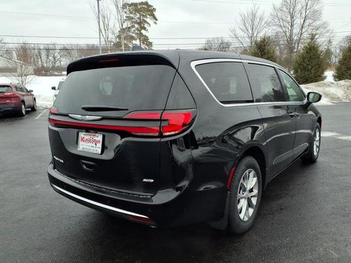 Diamond Black Crystal Pearlcoat 2026 Chrysler Pacifica L