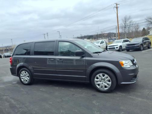 Granite Pearlcoat 2017 Dodge Grand Caravan SE
