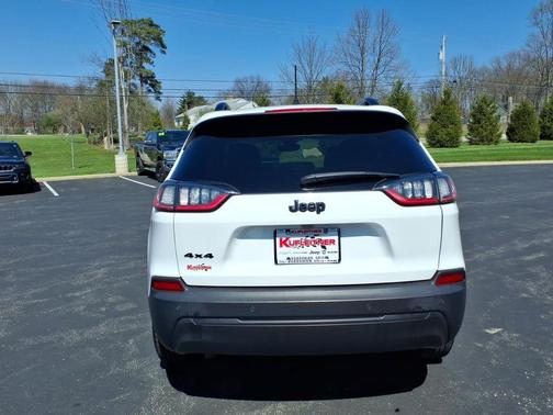 Bright White Clearcoat 2021 Jeep Cherokee Altitude
