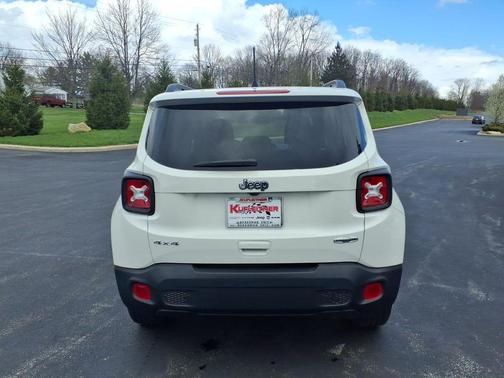 Alpine White Clearcoat 2022 Jeep Renegade Latitude
