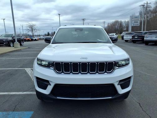 Bright White Clearcoat 2025 Jeep Grand Cherokee Laredo