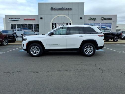 Bright White Clearcoat 2025 Jeep Grand Cherokee Laredo