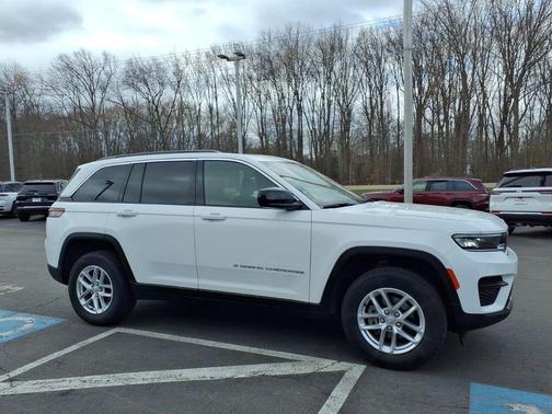 Bright White Clearcoat 2025 Jeep Grand Cherokee Laredo