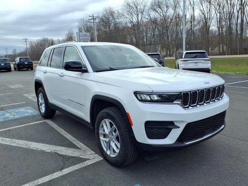 Bright White Clearcoat 2025 Jeep Grand Cherokee Laredo