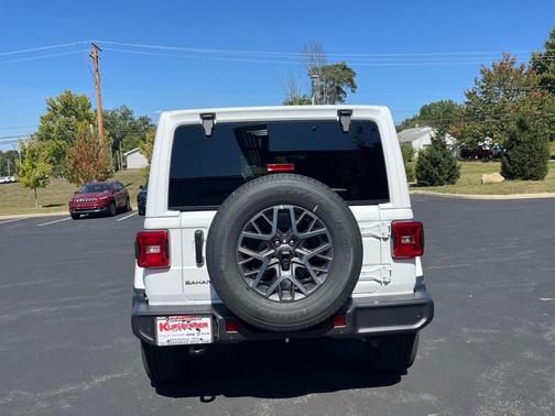 2025 Jeep Wrangler 4-Door Sahara 4x4