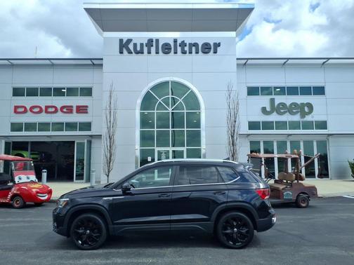 Deep Black Pearl 2022 Volkswagen Taos 1.5T SE