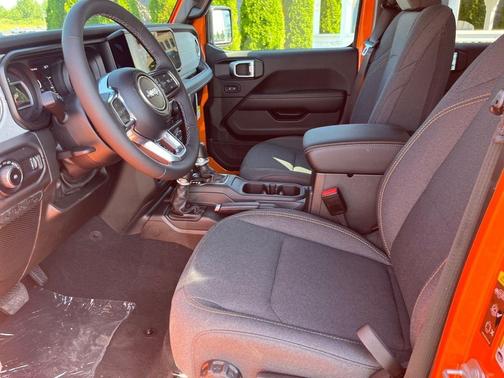 2025 Jeep Wrangler 4-Door Sahara 4x4